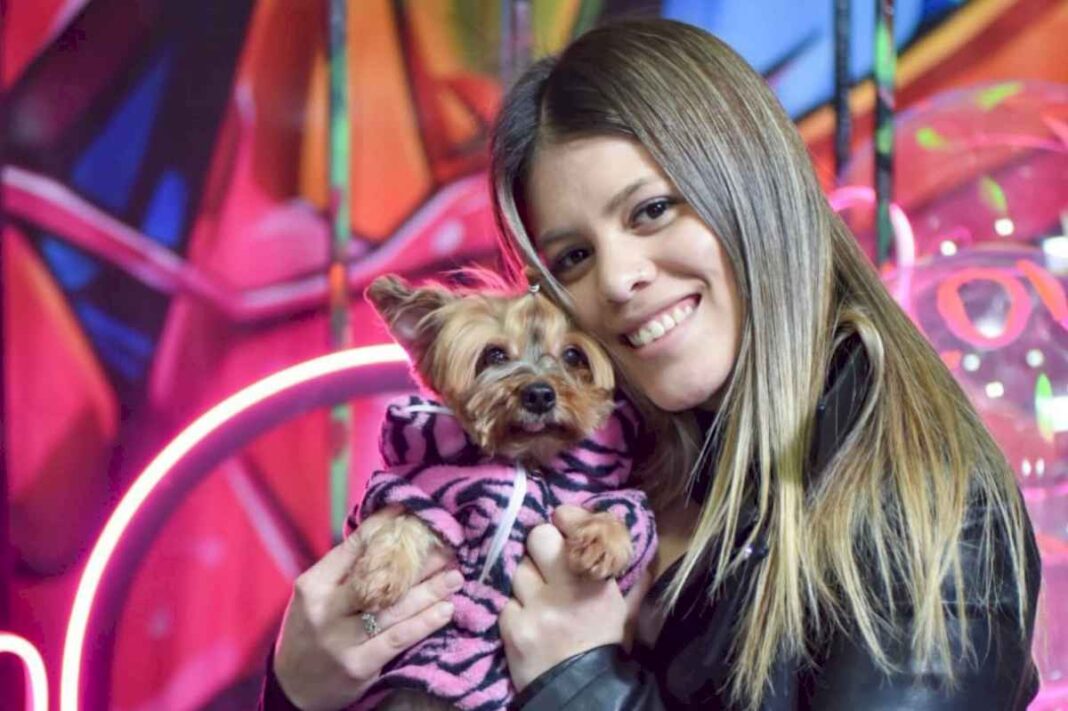 la-historia-de-lola,-la-perrita-influencer-que-sabe-usar-la-computadora-y-tiene-su-propio-representante