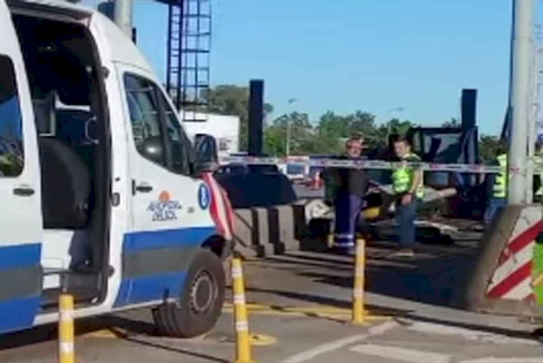 el-video-del-momento-en-que-un-auto-choco-contra-una-de-las-cabinas-de-peaje-de-panamericana