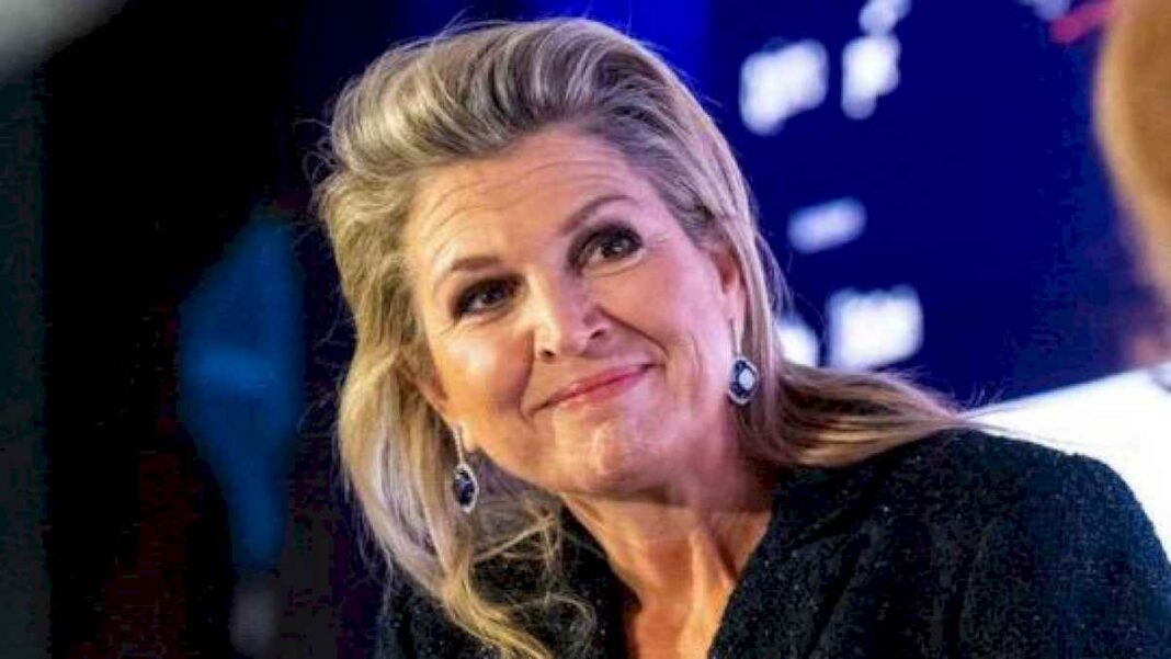 la-reina-maxima-de-holanda-deslumbro-con-un-bolso-dior-y-aros-de-zafiro-en-un-encuentro-de-banca-global