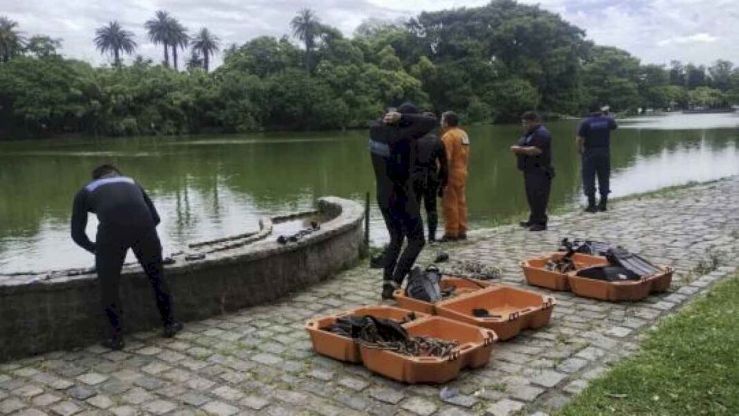 rescatistas-buscan-a-un-hombre-se-tiro-a-los-lagos-de-palermo-y-desaparecio