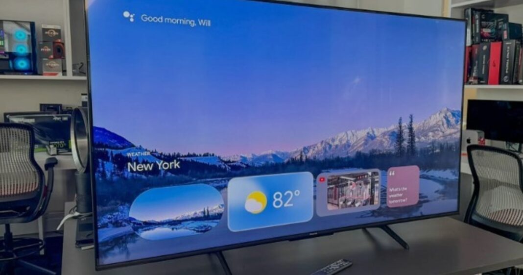 Persona conectando un celular a un televisor moderno mediante un cable o de forma inalámbrica.