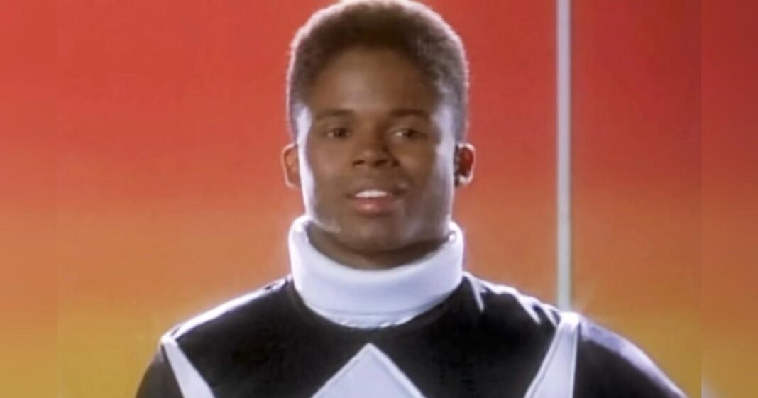 Walter Emanuel Jones, el actor que interpretó al Power Ranger Negro, sonriendo.