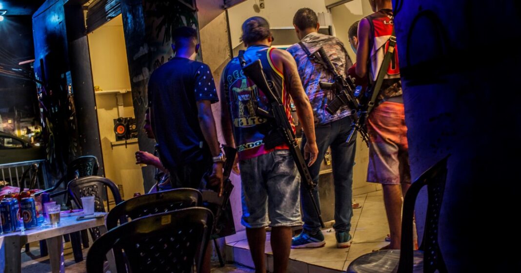 Bandera de Estados Unidos y Brasil con un símbolo de alerta de seguridad en el centro.