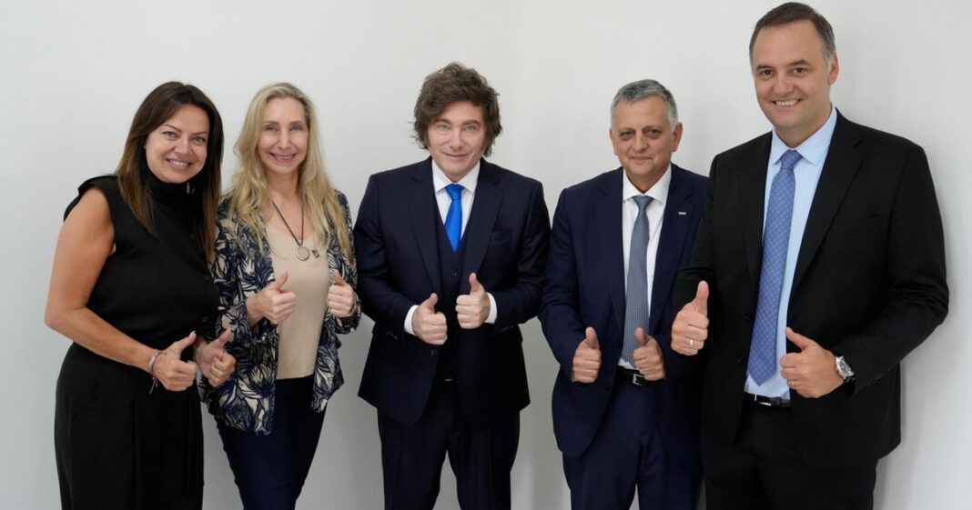 Javier Milei y bandera argentina en fondo de noticias judiciales