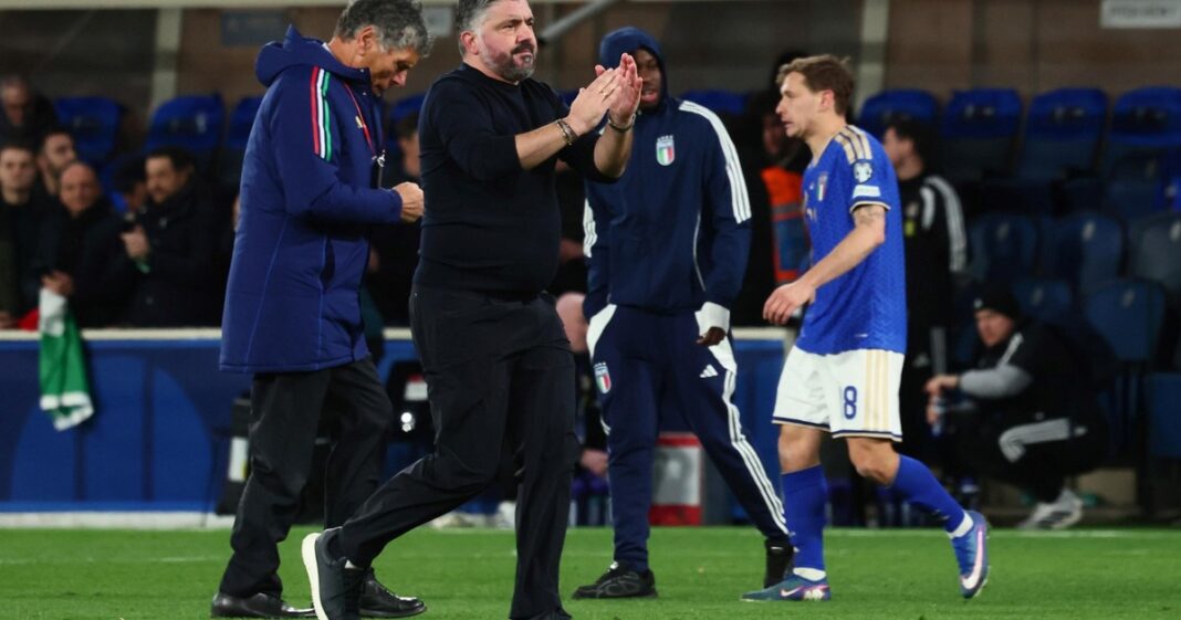 Jugadores de la selección italiana celebrando un gol en el partido de repechaje