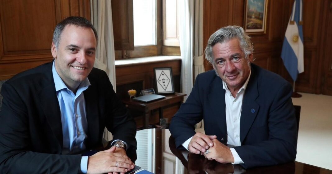 Manuel Adorni, jefe de Gabinete, en una conferencia de prensa.