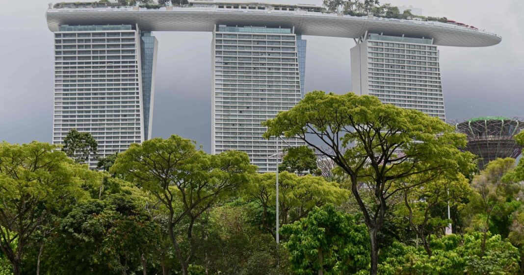 Vista panorámica del hotel Marina Bay Sands en Singapur, con sus tres torres unidas por la terraza en forma de portaaviones.