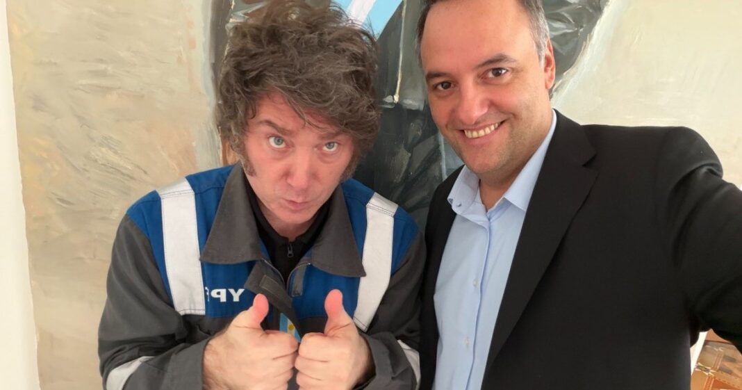 El presidente Javier Milei y el jefe de Gabinete, Manuel Adorni, durante un acto público.