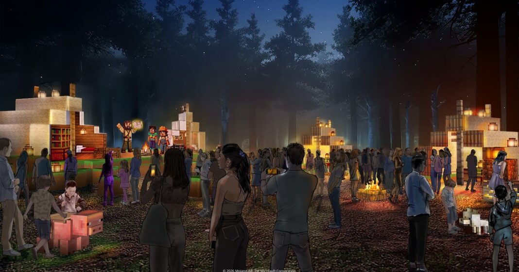 Público participando en la experiencia inmersiva de Minecraft Experience: Moonlight Trail en un escenario nocturno al aire libre.