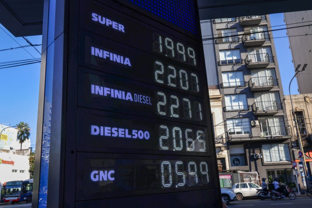 Mapa de la provincia de Buenos Aires con un ícono de una bomba de combustible y un signo de pregunta superpuesto.