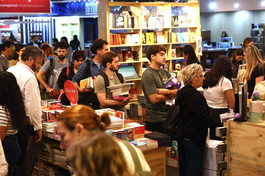Entrada principal de la 50° Feria Internacional del Libro de Buenos Aires en La Rural.