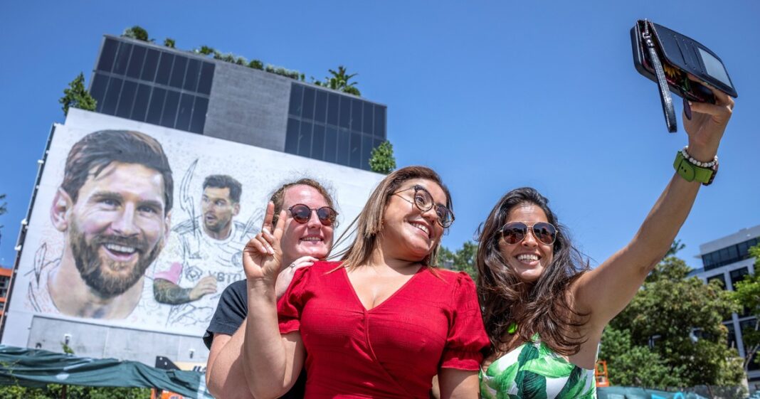 Vista de Miami Beach con la silueta del Hard Rock Stadium al fondo