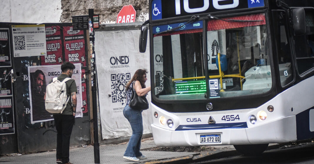 Colectivo urbano en una calle de Buenos Aires
