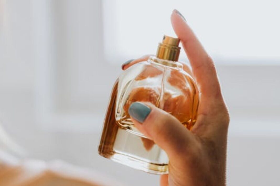 Imagen ilustrativa de un frasco de perfume con el logo de la ANMAT superpuesto.