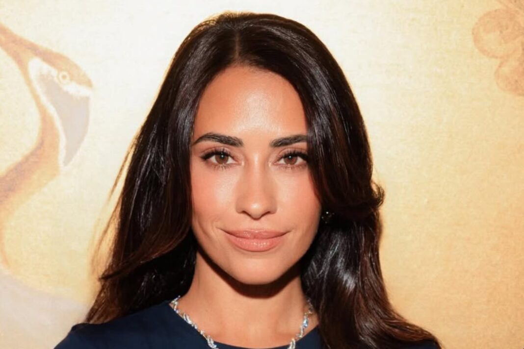 Antonela Roccuzzo posando con un vestido azul en la gala de Tiffany & Co. en Nueva York