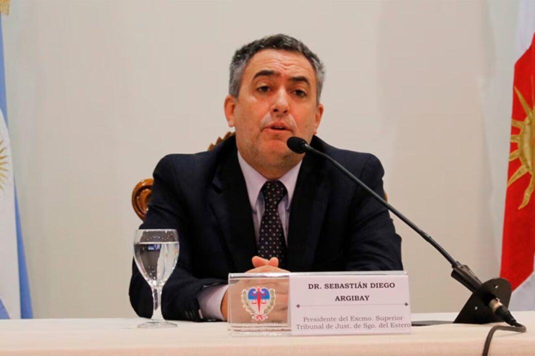 Símbolo de la justicia y logo de la AFA en representación de la causa judicial.