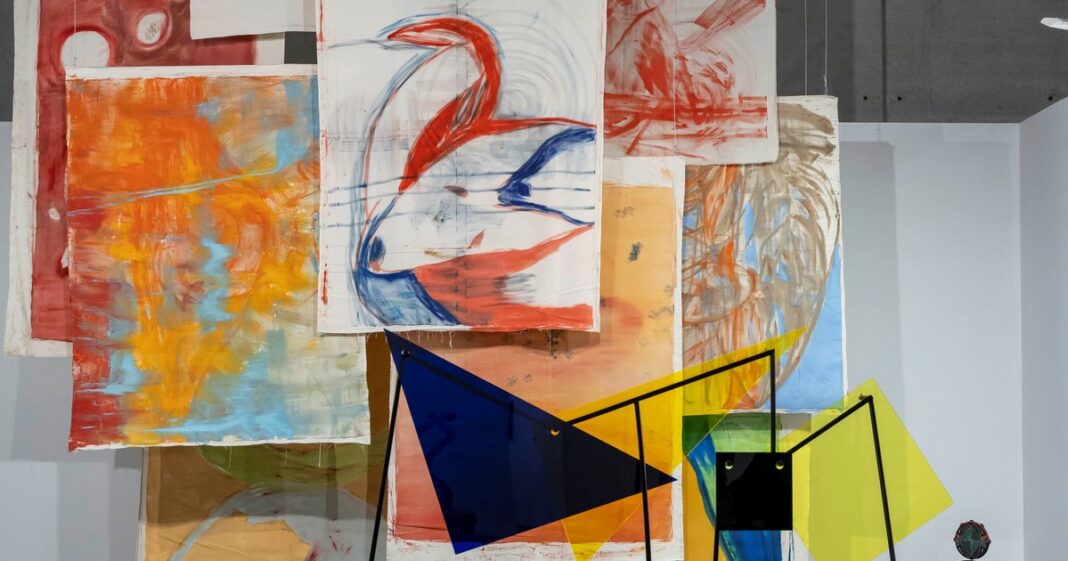 Vista interior de un stand en ARCOmadrid 2024 con obras de arte contemporáneo.