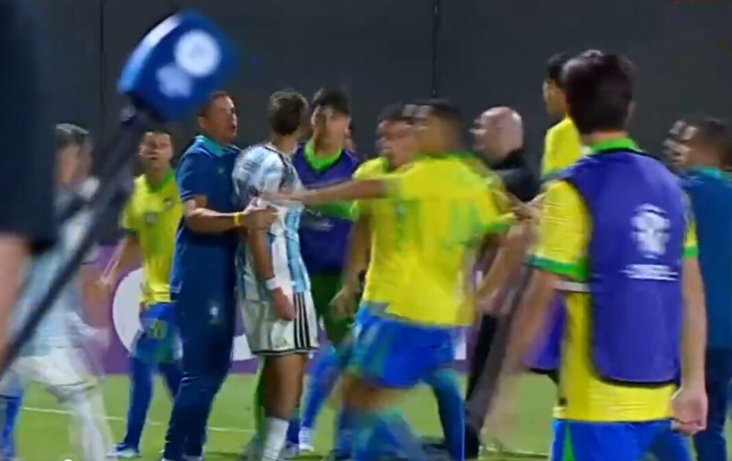 Jugadores de Argentina y Brasil durante el partido Sub 17 en el Sudamericano de Paraguay.