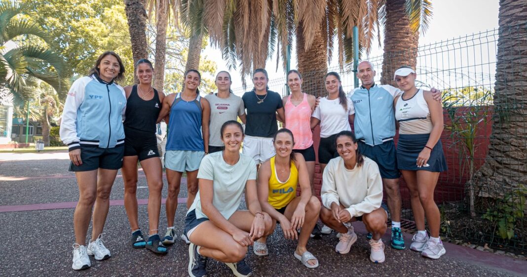 Equipo argentino de Copa Billie Jean King celebrando su clasificación en la cancha