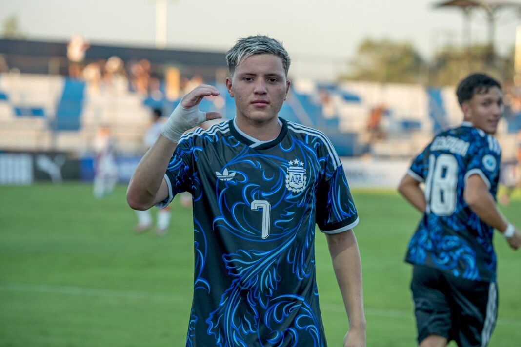 Celebración de jugadores de la Selección Argentina Sub 17 tras un gol contra Perú en el Sudamericano.