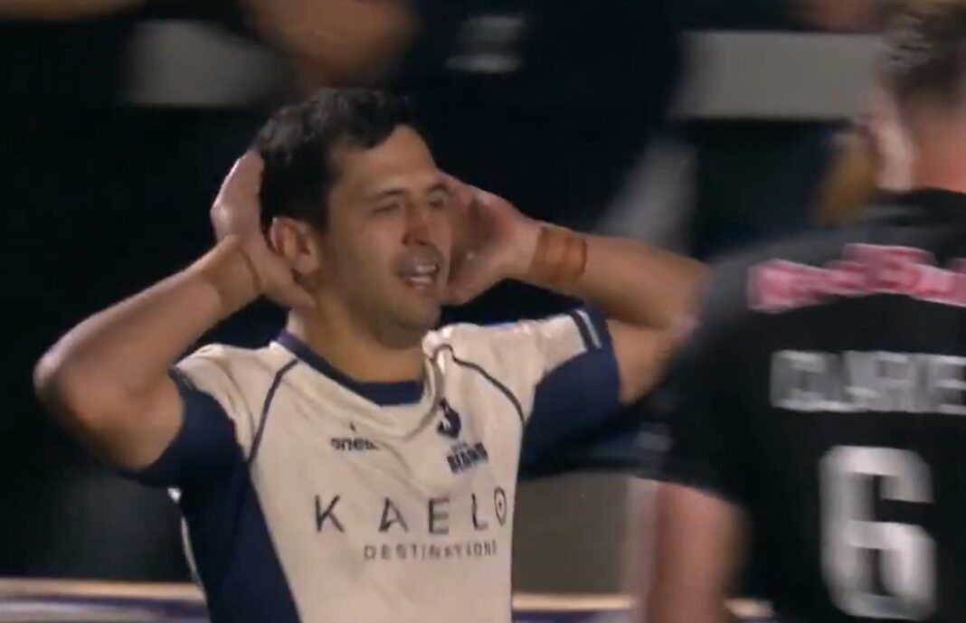 Matías Moroni festeja un try con el gesto del Topo Gigio durante el partido Bristol Bears vs Newcastle