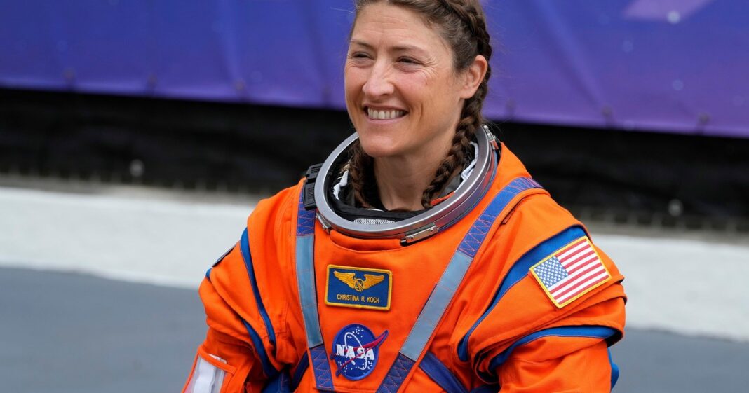 Ilustración de la nave espacial Orion de la NASA en su misión Artemis II rumbo a la Luna.