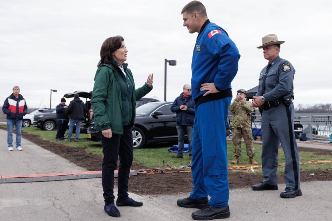 Ilustración de la misión Artemis II de la NASA orbitando la Luna