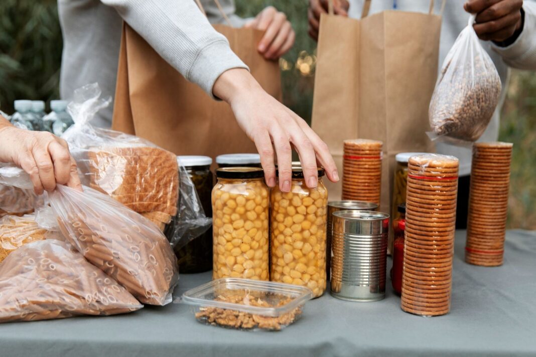 Voluntarios entregando bolsas de comida en un centro de distribución en Chicago.
