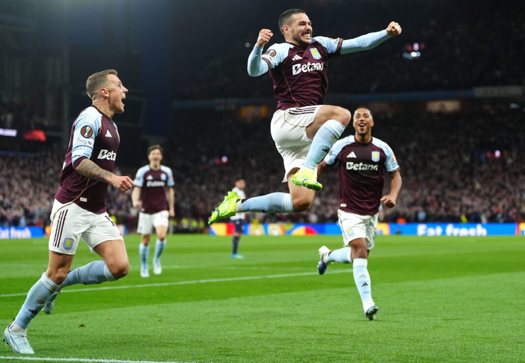 Jugadores de Aston Villa celebran un gol durante el partido contra el Bologna en la Europa League.