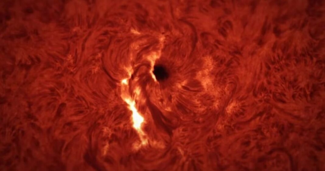 Fotografía o ilustración de una llamarada solar eruptando desde la superficie del Sol.