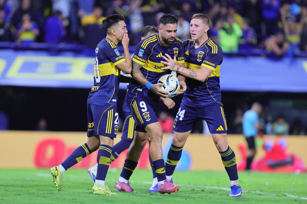 El árbitro Andrés Merlos revisa la jugada en el monitor del VAR durante Boca vs. Independiente.