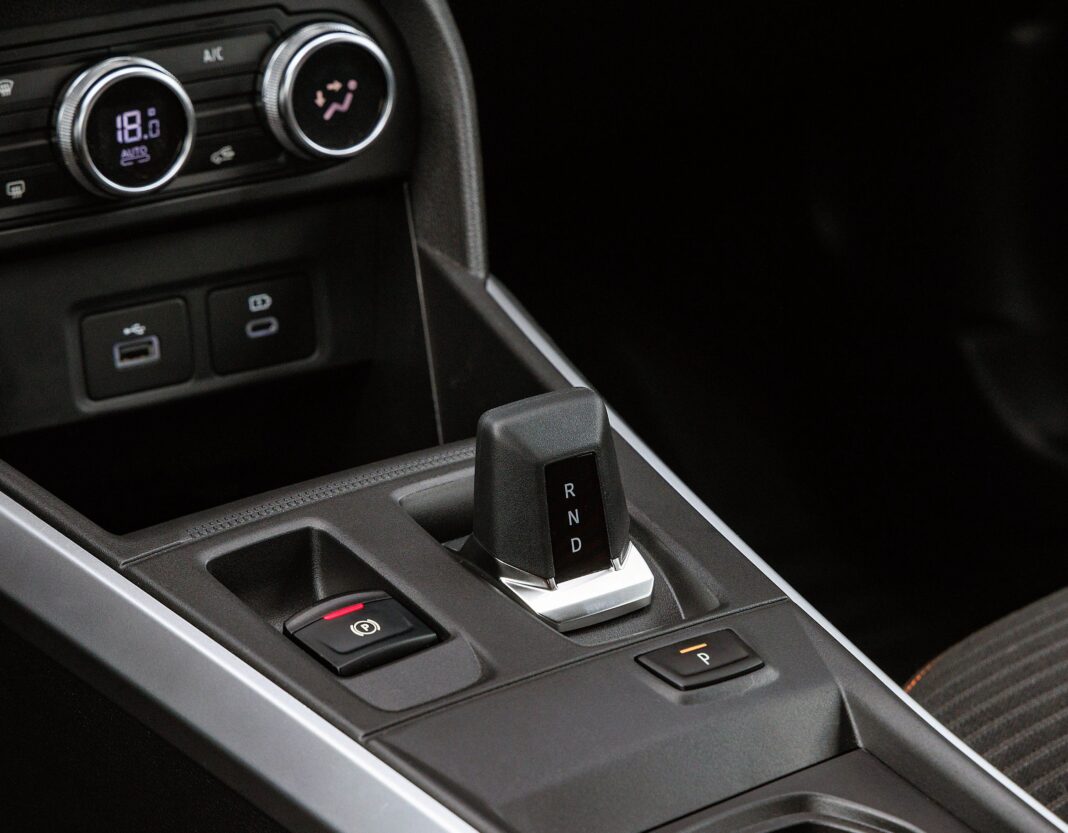 Fila de autos nuevos de diferentes marcas y colores, representando los modelos con caja automática más económicos.