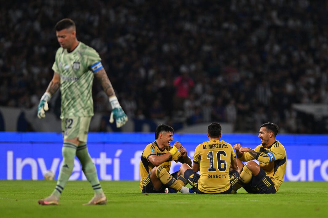 Jugadores de Boca Juniors celebran el gol ante Talleres en el estadio Kempes de Córdoba.