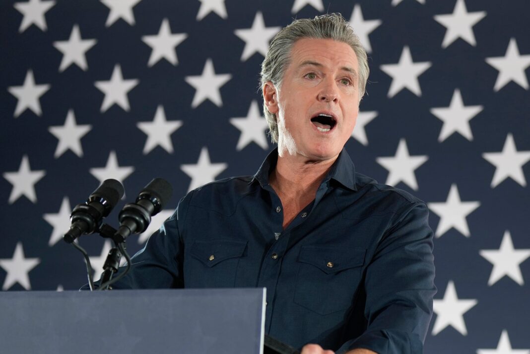 Gavin Newsom, gobernador de California, durante una conferencia de prensa.