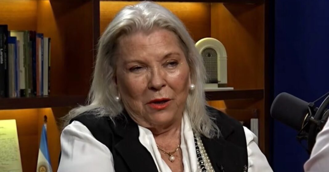 Elisa Carrió dando una entrevista en un estudio de televisión.