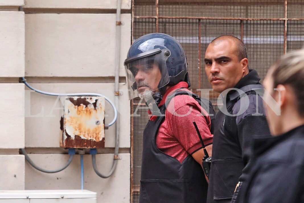 Ilustración representativa de una audiencia judicial o un tribunal de justicia.