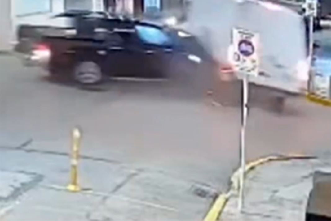 Imagen referencial de camionetas chocadas en una calle de Luján, con presencia de patrulleros municipales.