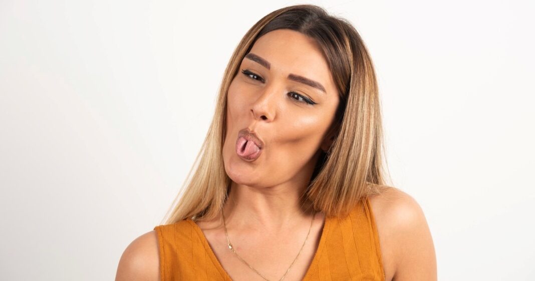 Ilustración de una persona curvándose la lengua en forma de U, con símbolos de ADN y músculos en el fondo.