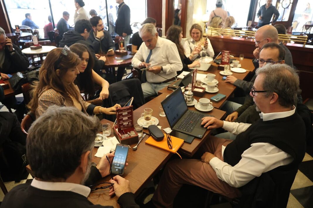Periodistas frente a la Casa Rosada