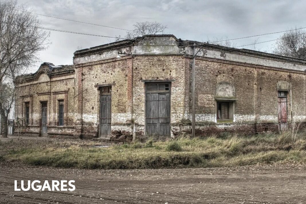 Vista de la sinagoga rural de Moctezuma, construida en ladrillos y barro, con techo a cuatro aguas