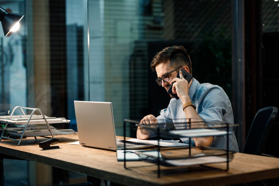Ilustración de un mapa de Estados Unidos con íconos de documentos y un edificio de oficinas, representando la apertura de una empresa LLC.