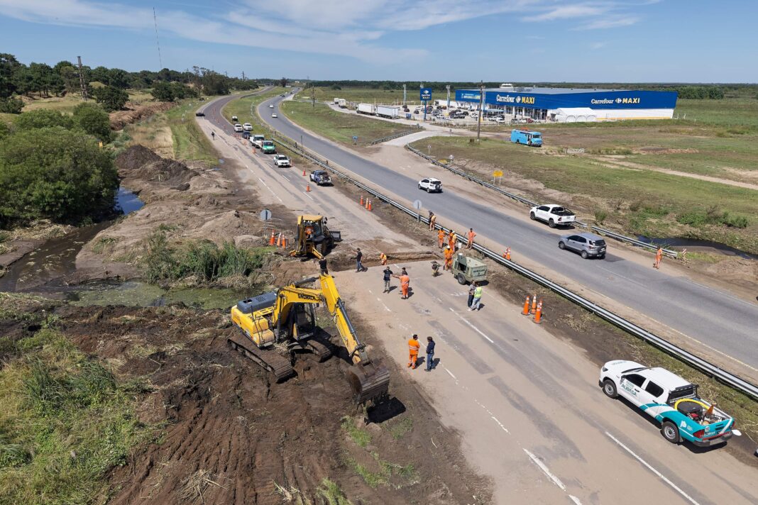 Representación gráfica de una obra de construcción en Argentina con un signo de alerta