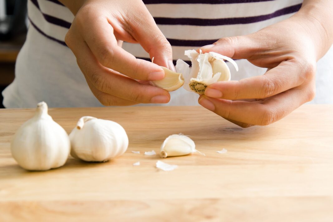 Cocinero en una cocina profesional preparando alimentos