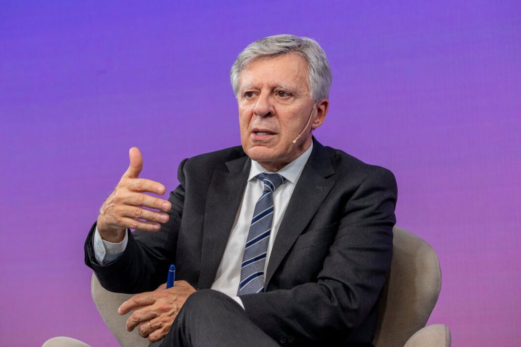 El doctor Daniel López Rosetti, médico cardiólogo, hablando sobre salud y ejercicio.