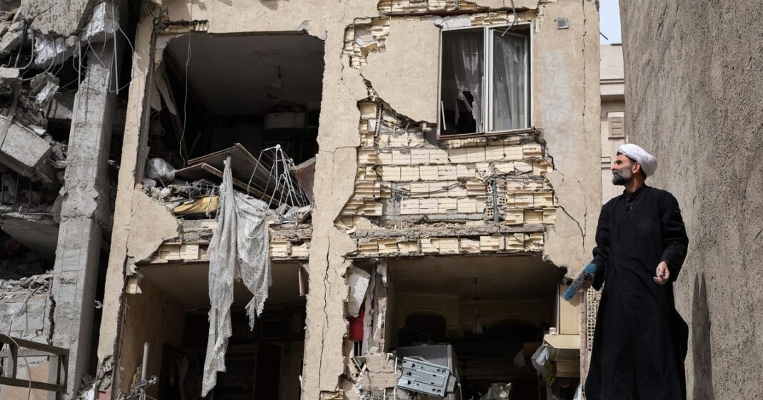 Ilustración histórica de aviones y edificios, representando el concepto de bombardeos aéreos.