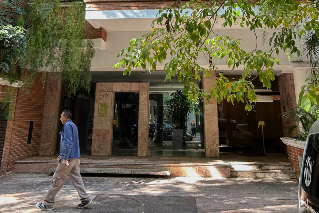 Ilustración de un edificio de departamentos con un símbolo de justicia en primer plano.