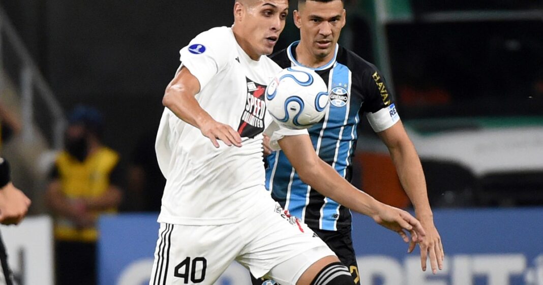 Jugadores de Deportivo Riestra y Gremio durante un partido de fútbol.