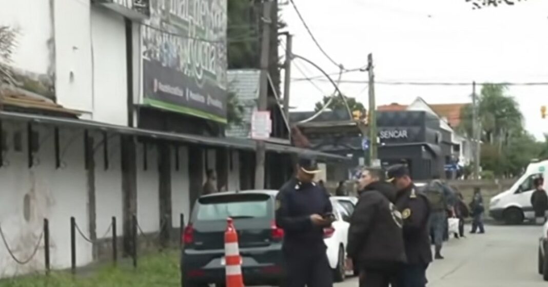 Operativo de desalojo en el boliche Pinar de Rocha, ubicado en Morón, provincia de Buenos Aires.