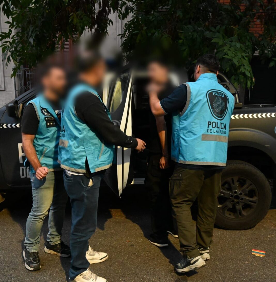 Ilustración de una cámara de seguridad grabando la puerta de un edificio.