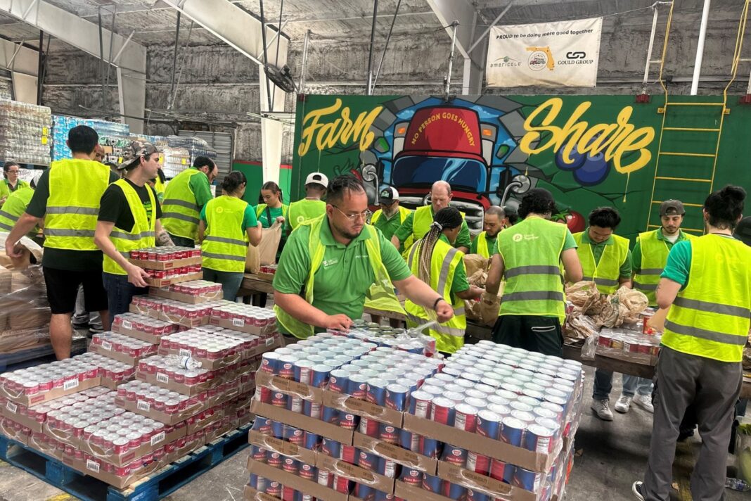 Personas recibiendo comida gratis en un centro de distribución en Florida